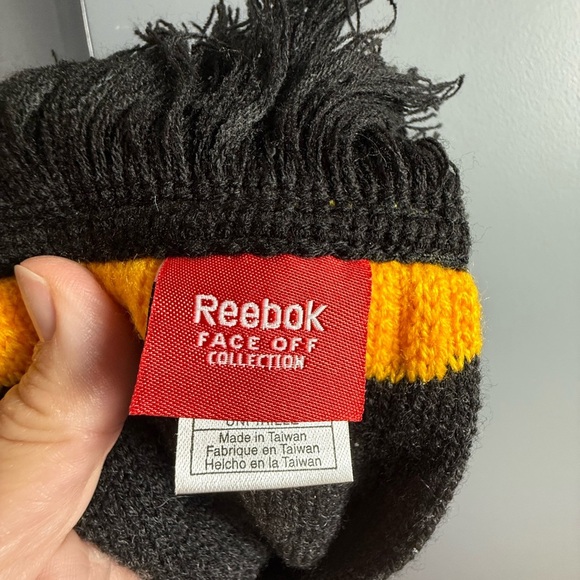 Reebok Face Off Collection Boston Bruins 70" x 5" Plus Fringe NHL Winter Scarf - Picture 4 of 6